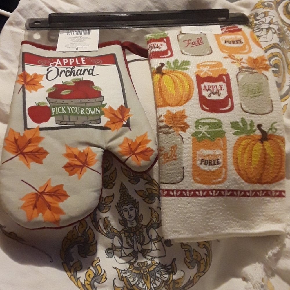 Kitchen Towel/Oven MIT set NWT